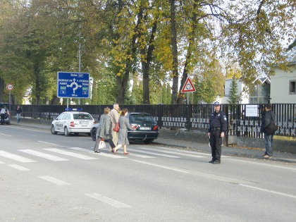 policajti pri cintorínoch