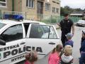 Policajti mestskej polície medzi deťmi v materskej škole